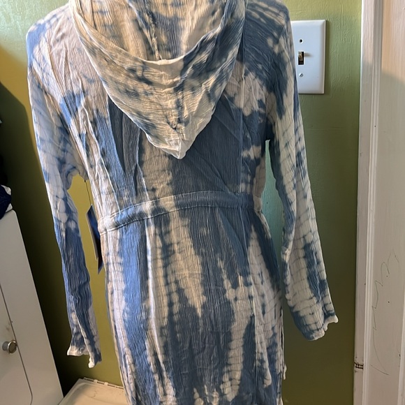 Swimsuit coverup.  Blue tiedye. Raya Sun Large - Picture 2 of 6